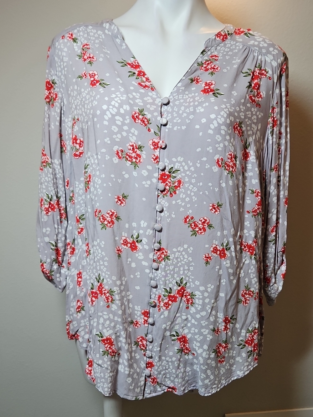 Torrid 1 Button-Front Women's Blouse - Light Gray with Red Floral Print
